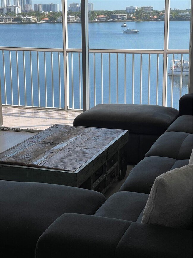 Building Photo - 2910 Point E Dr