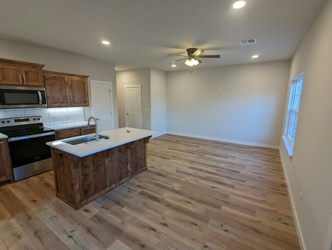 Building Photo - 137 S Bluff Ave