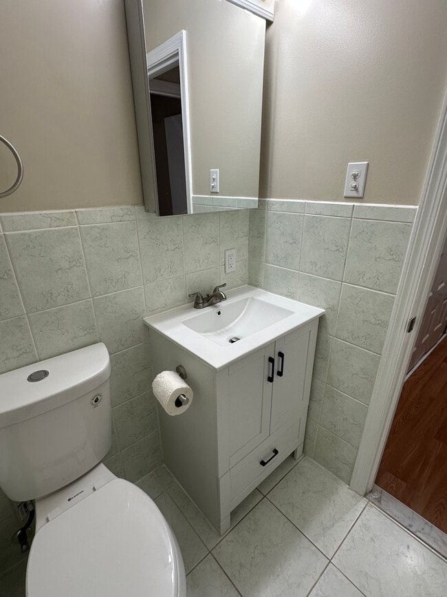 Building Photo - Beautifully remodeled 3-bed 2.5-bath Townh...