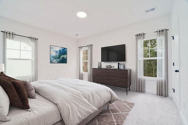 Building Photo - Modern New Build Minutes from Downtown Cha...