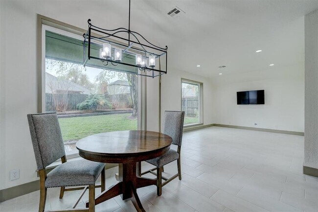 Building Photo - 3616 Burlington Dr