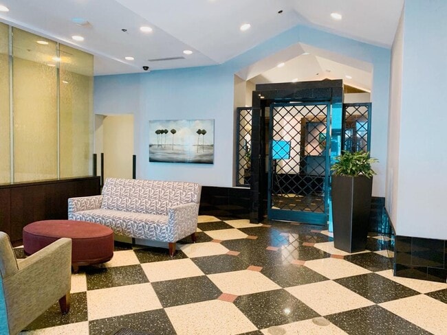 Building Photo - 111 W Maple St