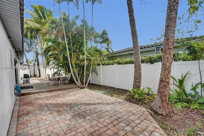 Building Photo - 707 N 13th Ave