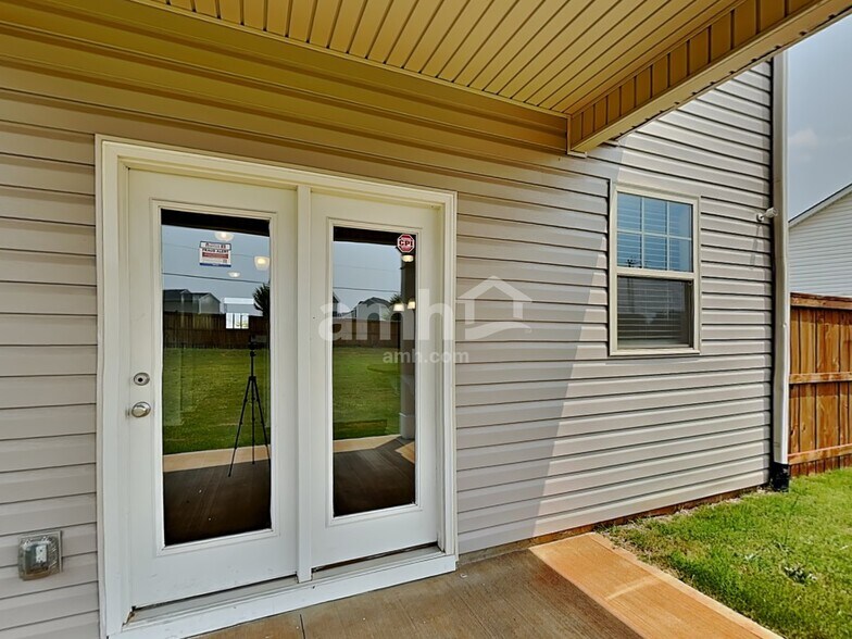 Building Photo - 810 Genesis Wy