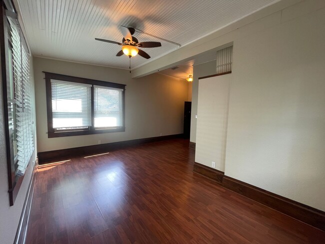 Building Photo - Great 4X2 Home Close to UT Campus