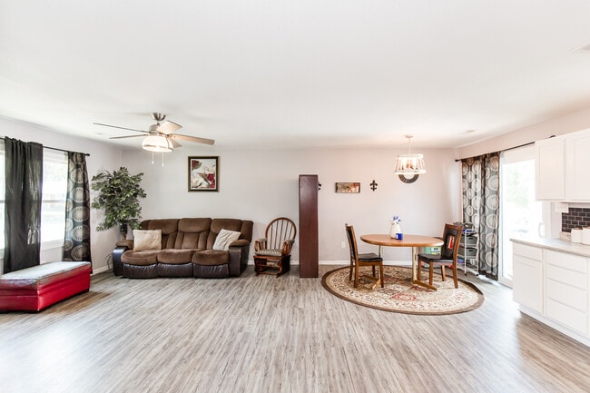 Building Photo - 1314 W 9th St