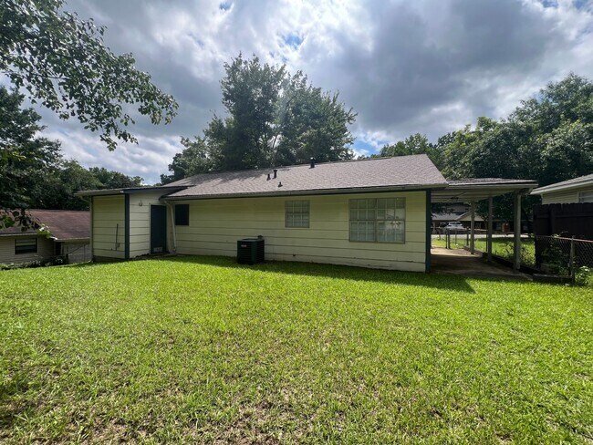 Building Photo - 3 bedroom 1 bathroom off Kicker Rd