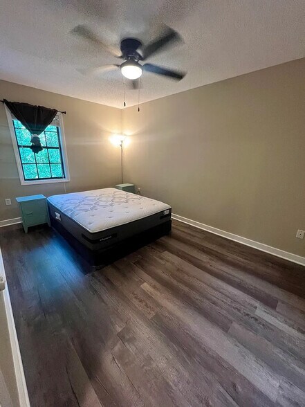 Building Photo - Room in Townhome on Willow Bridge Dr