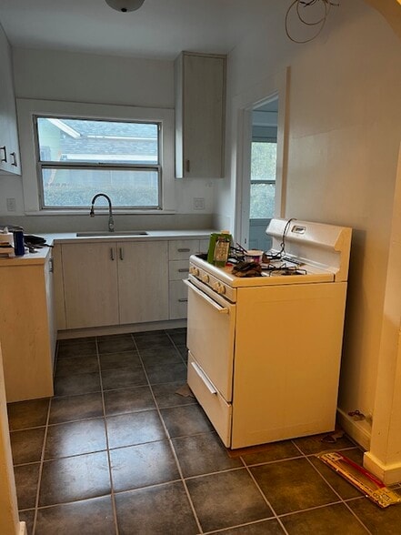 Kitchen - 1493 Atchison St