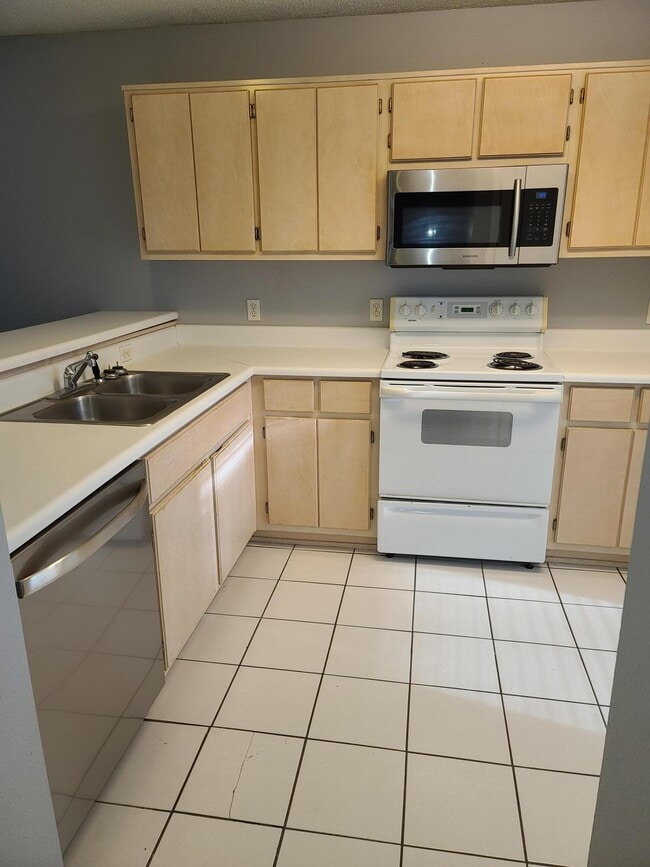 Building Photo - 2787 Bay Club Dr