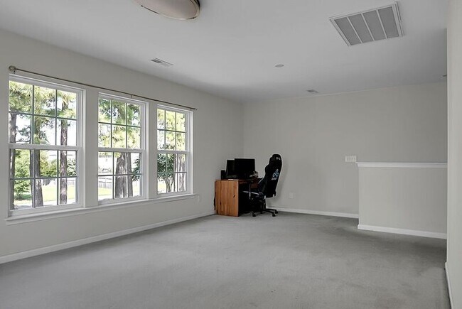 Building Photo - 334 Albrighton Way