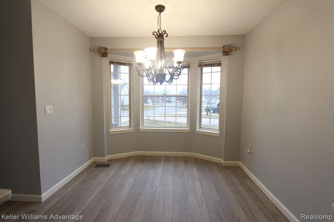 Building Photo - 41498 Cornell Dr