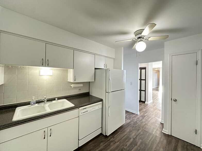 Building Photo - 6325 N Sheridan Rd