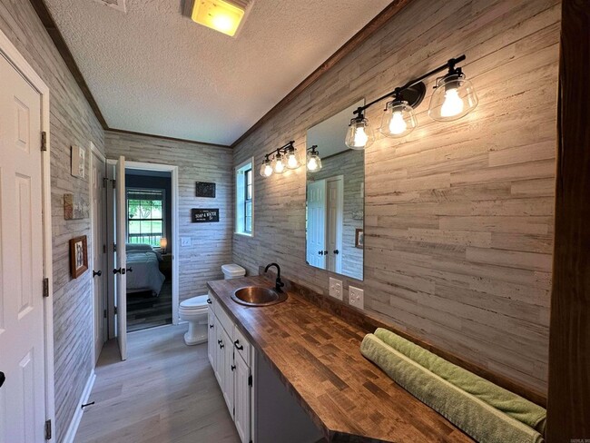 Building Photo - 896 Vaughn Rd