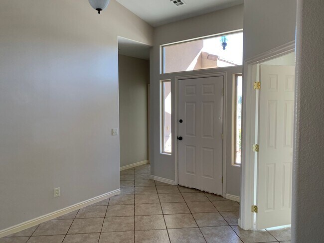 Building Photo - Beautiful 4 Bedroom 2 Bathroom Home