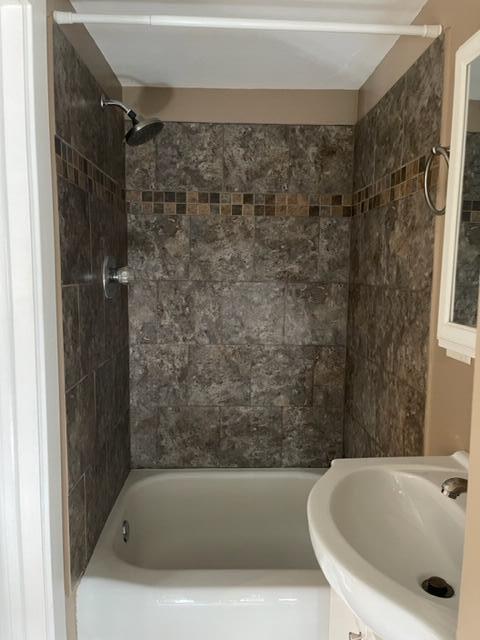 Building Photo - 2040 Roos Ave SW