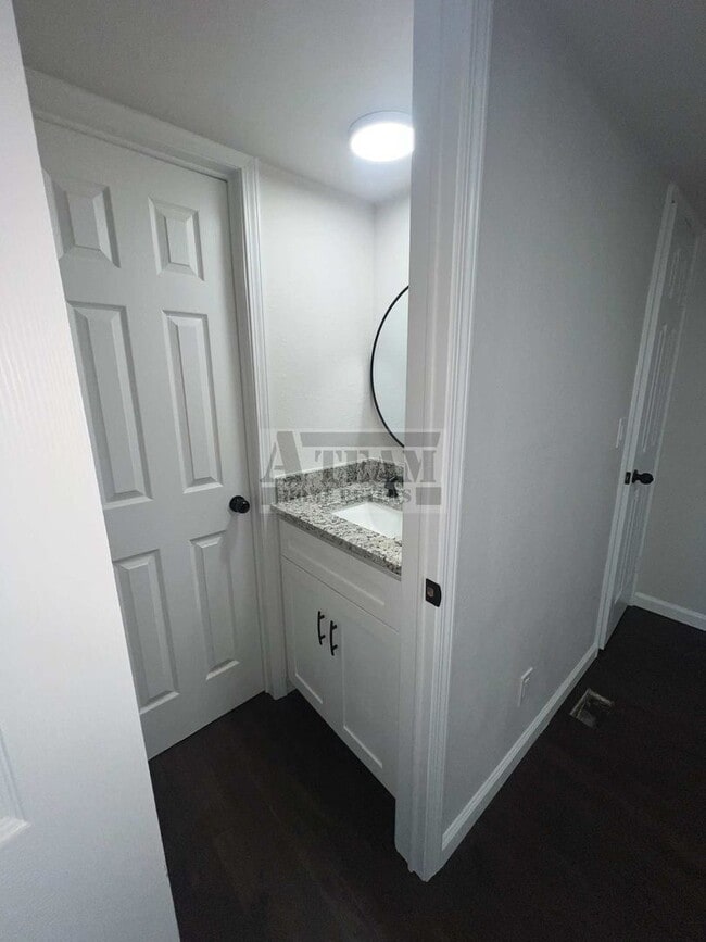 Building Photo - Beautiful Remodeled 3 Bed 1.5 Bath