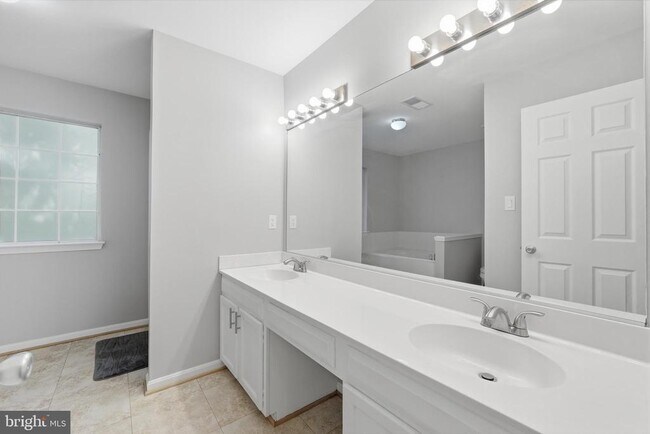 Building Photo - 34 Westhampton Ct