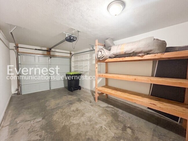 Building Photo - 3-Bed/3-Bath Townhome/Available Now!