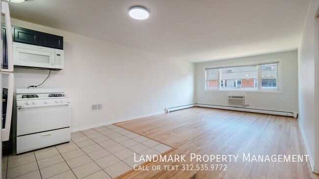 Building Photo - 2401 W Balmoral Ave