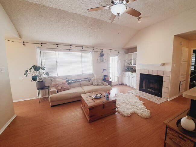 Building Photo - 840 Topaz Ln
