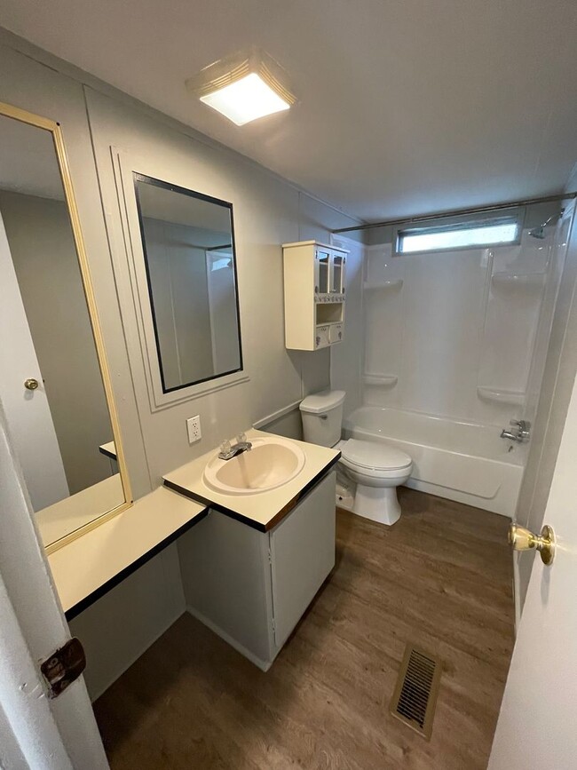 Building Photo - 3 Bedroom, 2 Bath Single Family Home