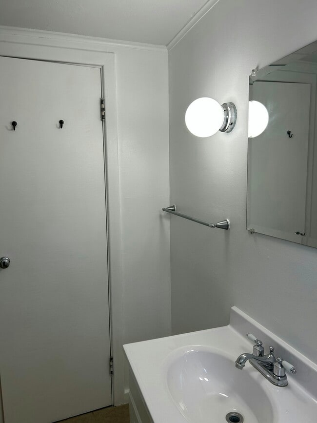 Building Photo - 213 Garden City Dr