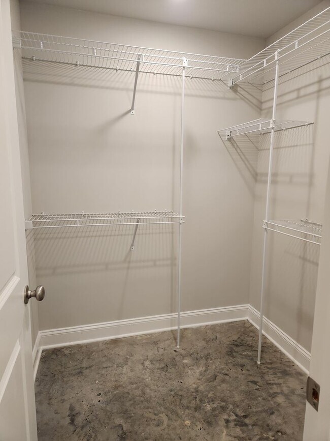 Building Photo - 5 Bedroom 2 Bathroom Home for Rent close t...