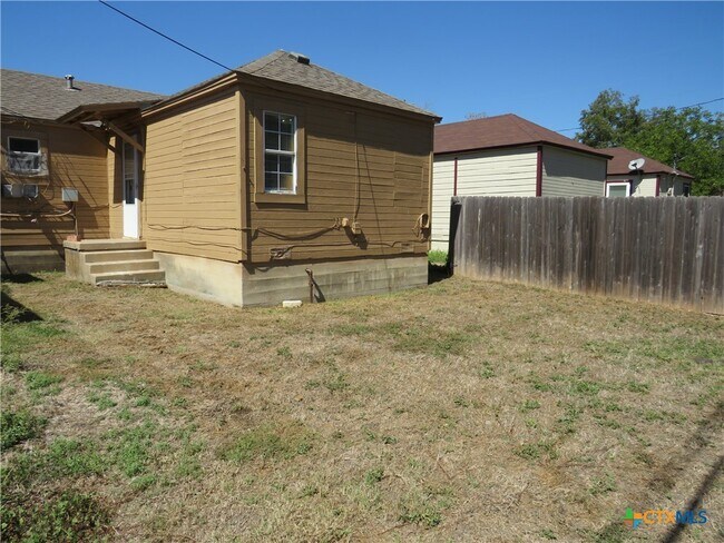 Building Photo - 1305 S 5th St