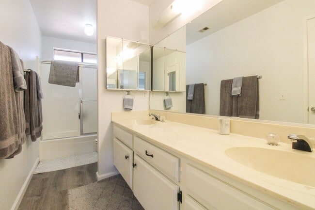 Building Photo - 2 Bedroom Townhouse with 2-Car Garage in The Villages near Downtown SLO