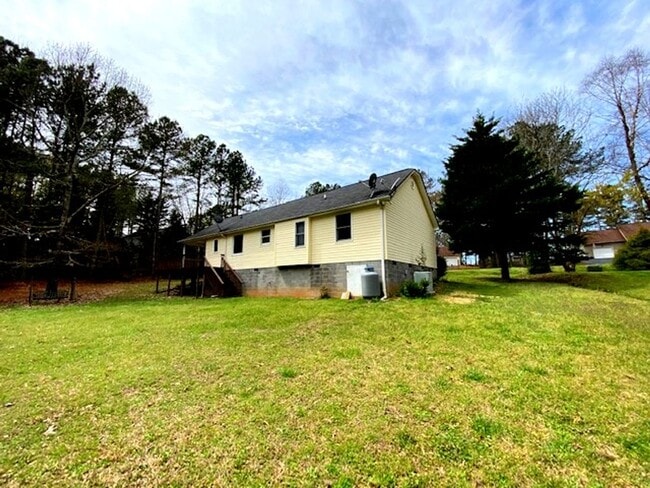 Building Photo - Great Neighborhood close to the Equestrian...