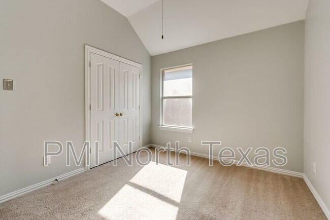 Building Photo - 4911 Lakeland Dr