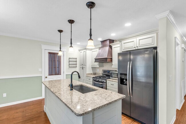 Building Photo - Beautiful Red Bank Home!