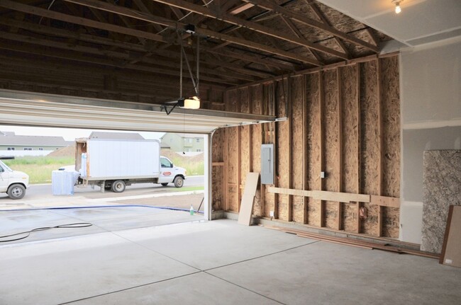 Building Photo - 3 bed 2 bath Crown Pointe Neighborhood wit...