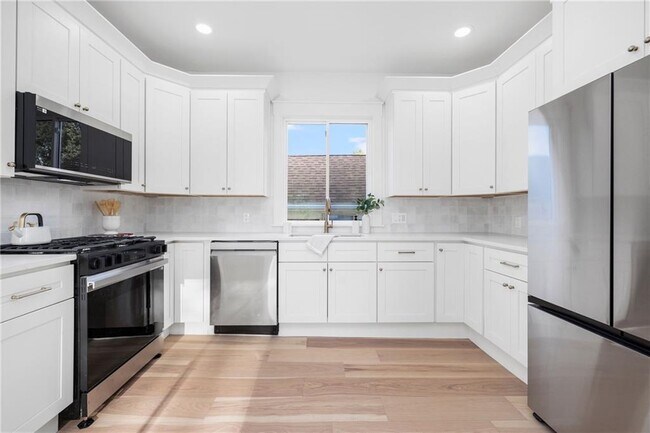 Building Photo - 7 Sheffield Ave