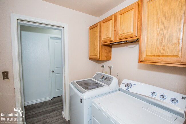 Building Photo - Beautifully Maintained 3Bdm 1.5Ba Home Nes...