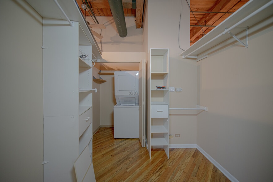 Building Photo - 2222 W Diversey Ave
