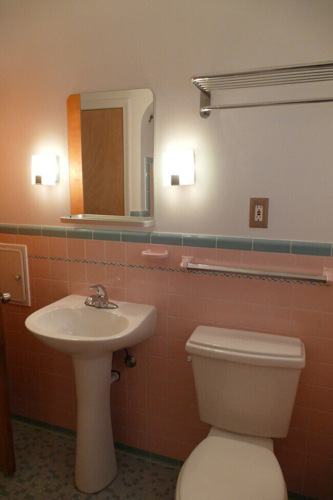 Building Photo - Royal Oak Two Bedroom / One Bathroom Brick Ranch on Large Fenced Lot