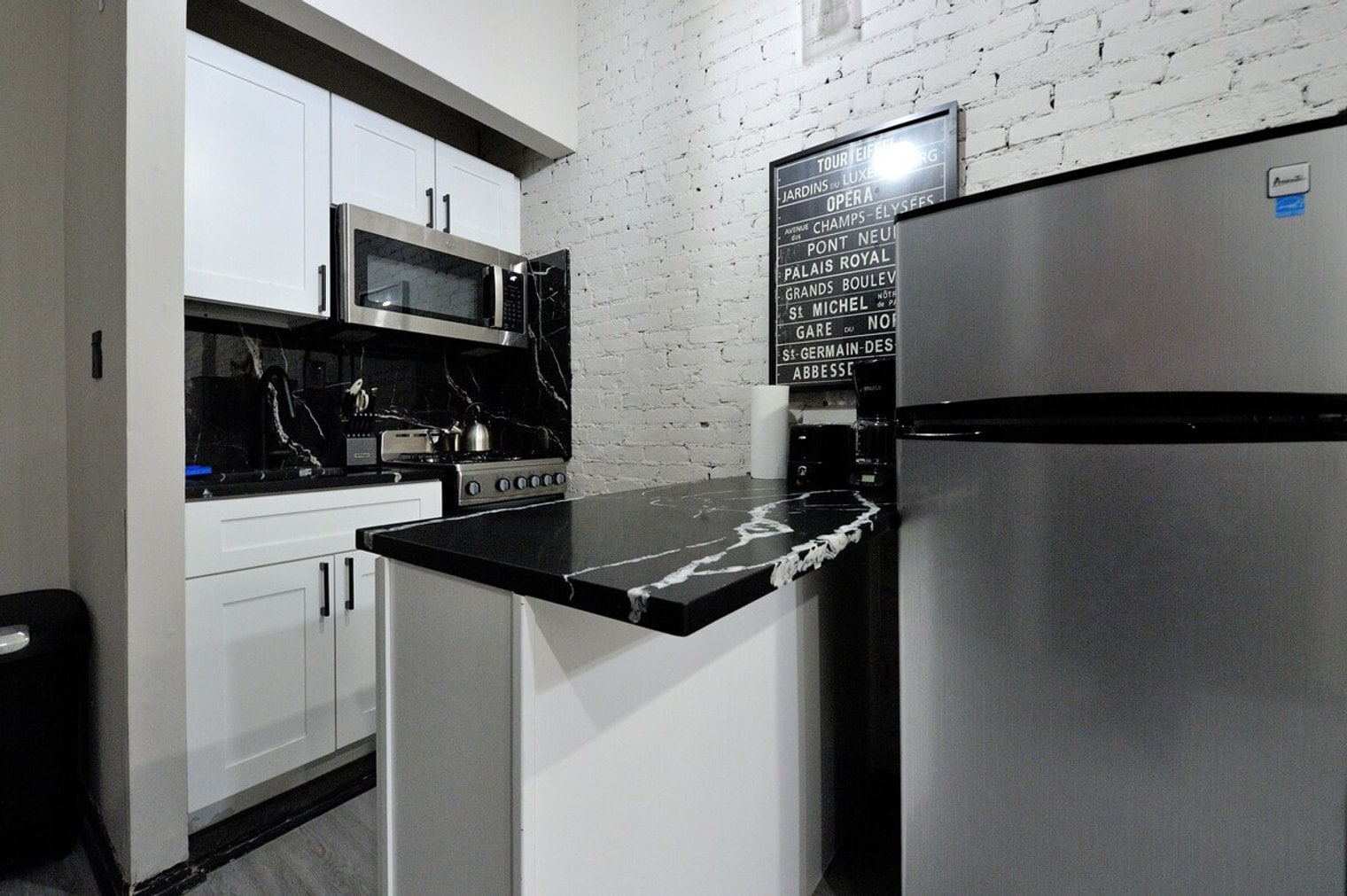 Building Photo - 309 W 43rd St