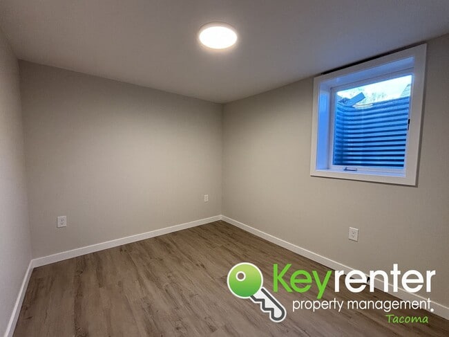 Building Photo - One of a Kind Multi-level Home in Tacoma!