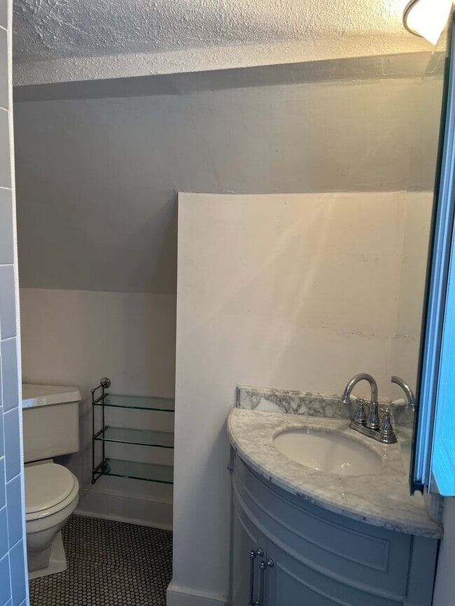 Building Photo - -- AVAILABLE SEPTEMBER 4TH -- 2 BR / 1 BA Beautiful Historic Carriage House on Monument Ave! Avai...