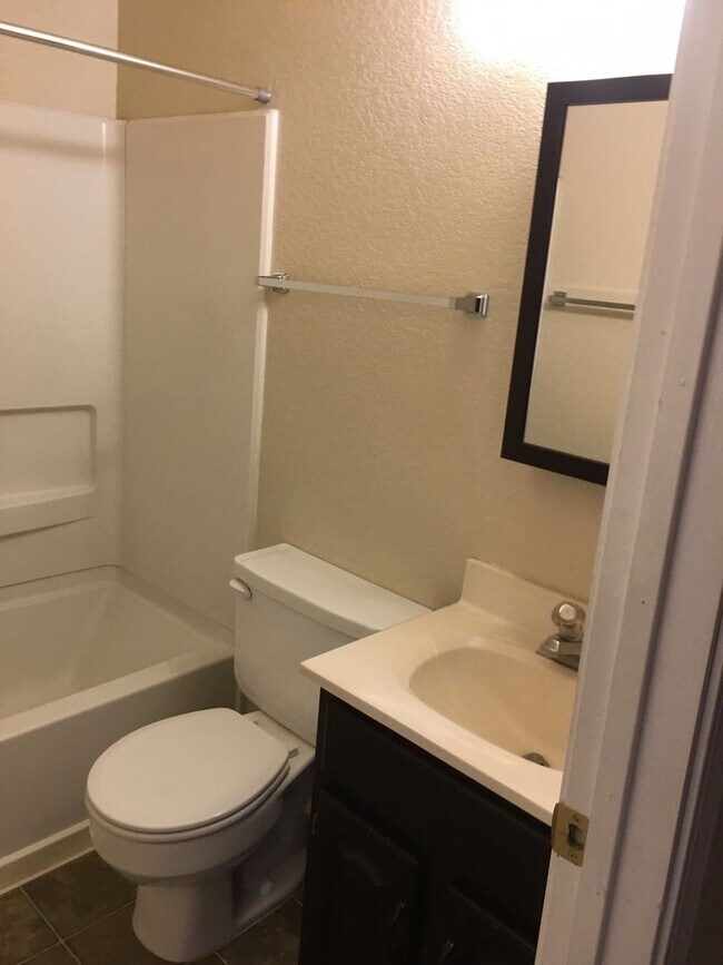 Building Photo - 570 W 9th St