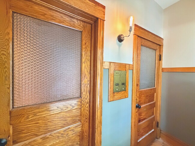 Building Photo - 2036 N Sawyer Ave