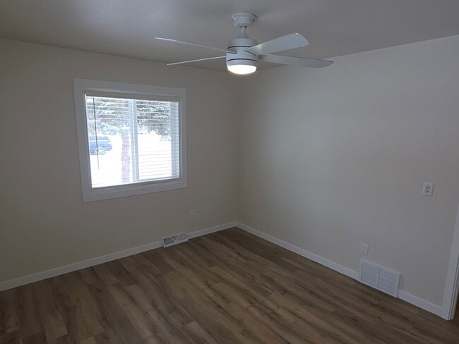 Building Photo - Updated 2 bedroom Hartford ranch