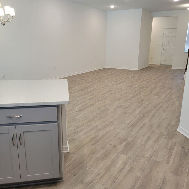 Building Photo - Annual UNfurnished almost BRAND NEW townhome just south of University and Lockwood Ridge!