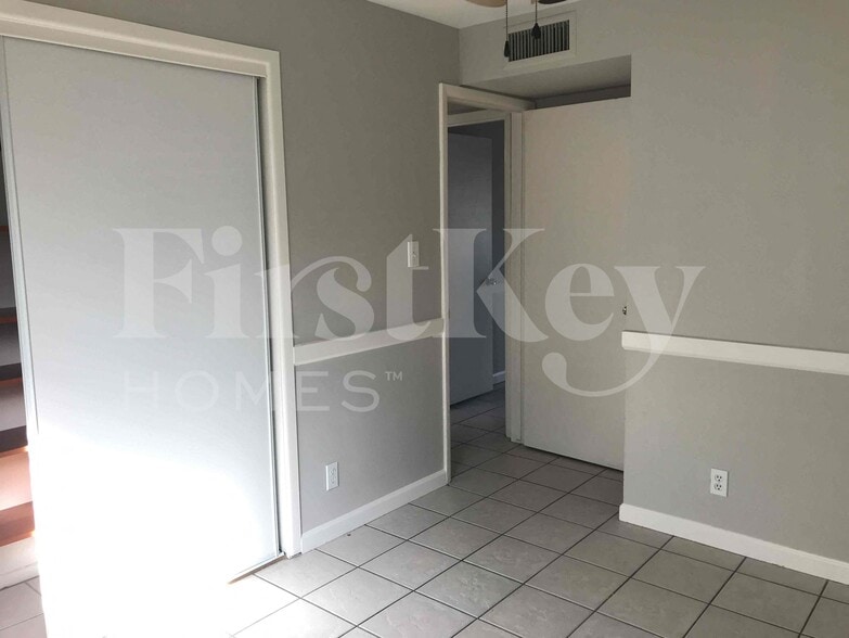 Building Photo - 9409 N 36th Dr