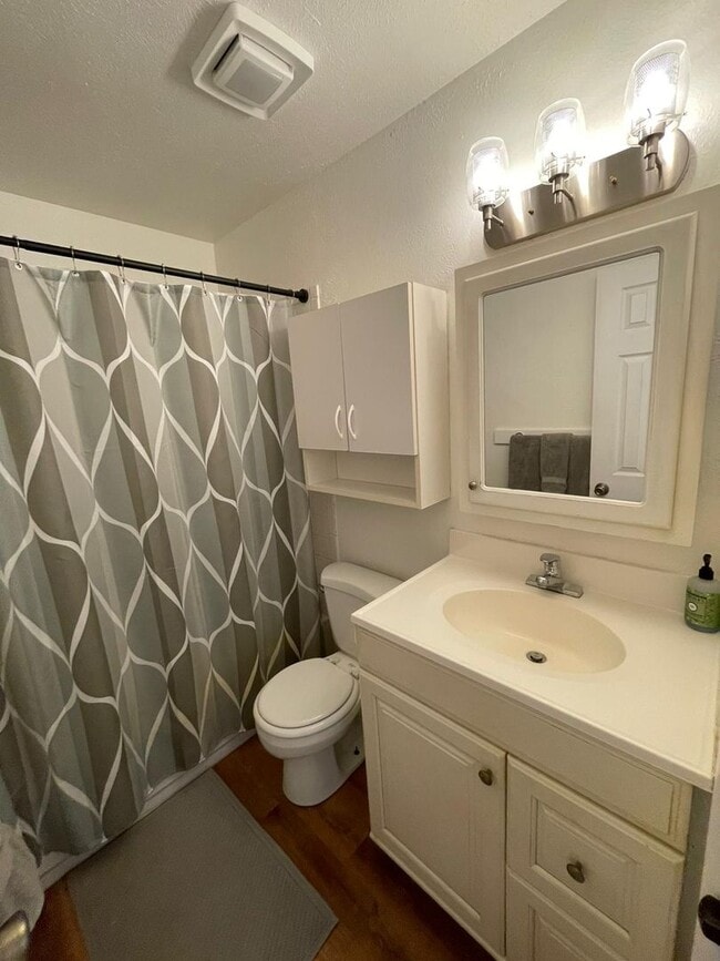 Building Photo - Prelease - 2bd/1.5ba Laminate flooring - Avail. July 2026