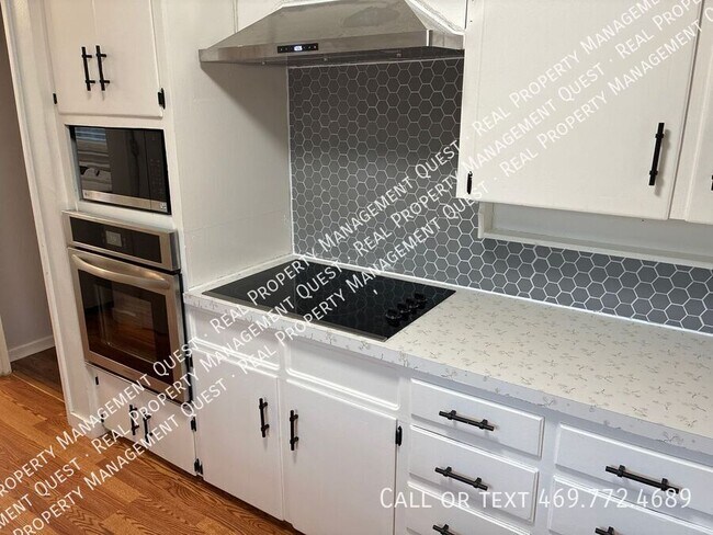 Building Photo - 1001 Crestview Dr