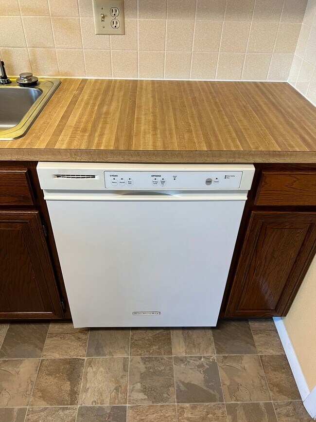 Building Photo - 3 Bedroom, 1.5 Bath Townhome W/ Attached S...