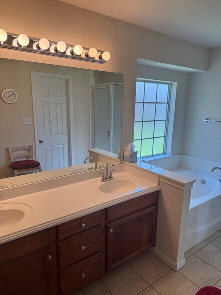 Building Photo - 713 Heston Cir